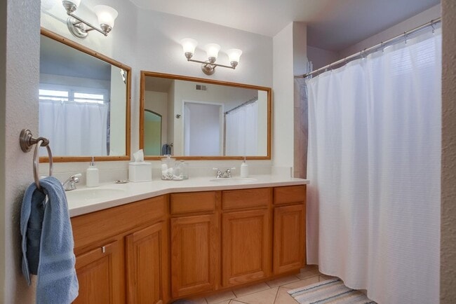 Building Photo - Beautiful, spacious 3 bedroom 2.5 bath hom...
