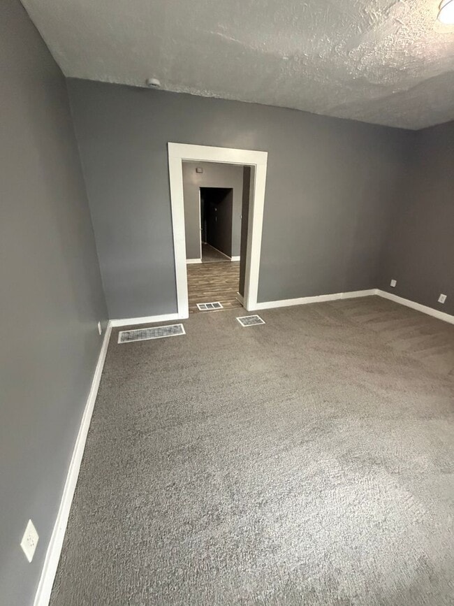 Building Photo - Freshly updated 3BR home!