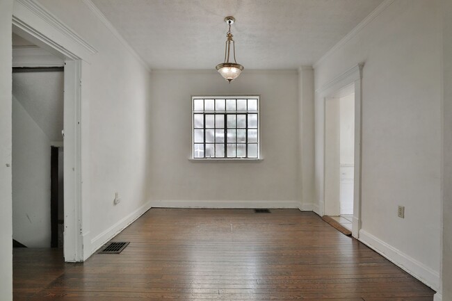 Building Photo - 5br,1.5ba, FREE off-street parking, huge f...