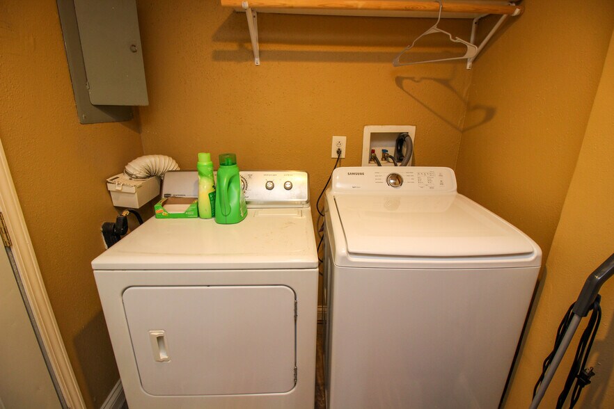 Building Photo - 405 Mimosa Ct