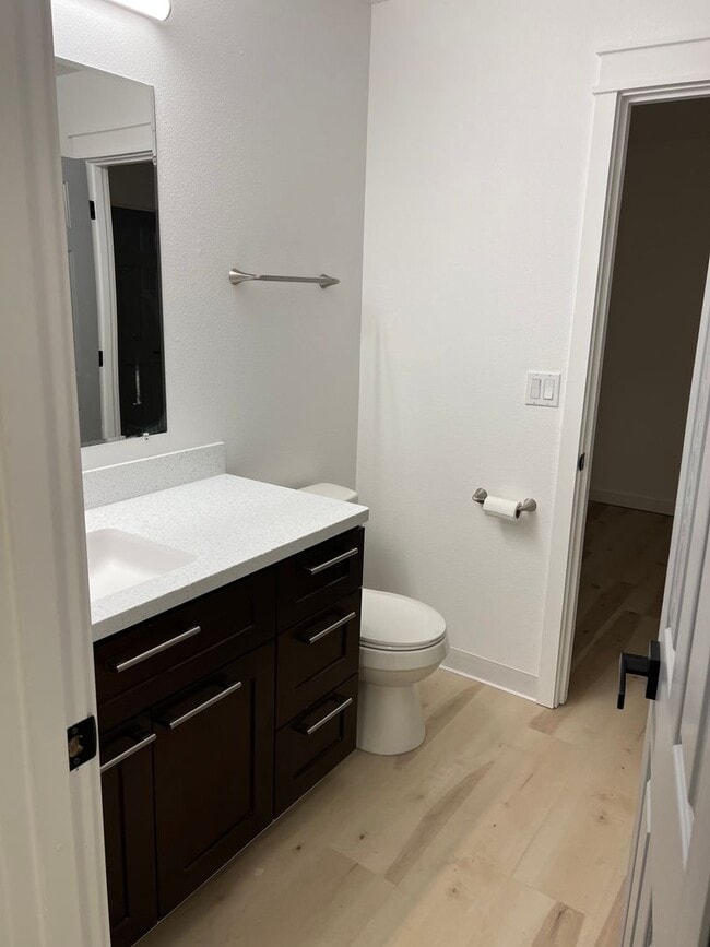 Building Photo - 3 bedroom with an Office!!!!