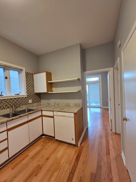 Kitchen - 1229 W Wellington Ave