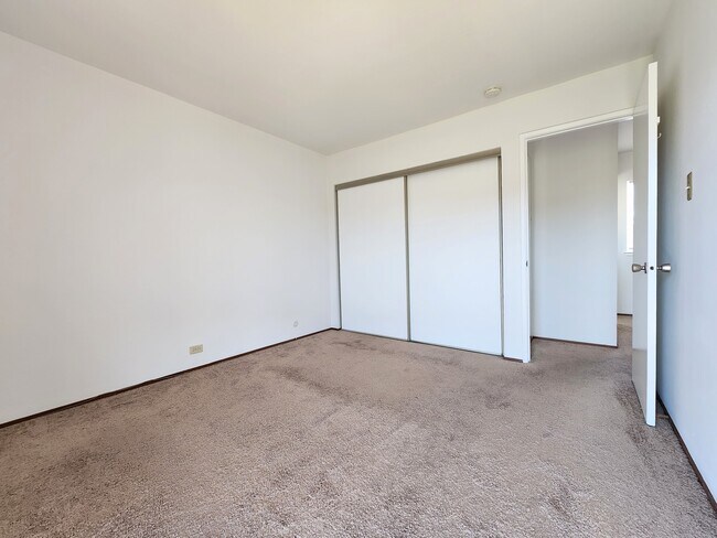 Bedroom and closet - 4216 Admiralty Ln