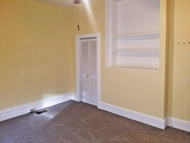 Building Photo - Historic 2 BR House Near Downtown! Bonus Room, Dining Area, W/D Hookups, on Corner Lot