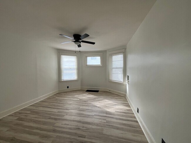 Building Photo - Updated 3 Bedroom Duplex