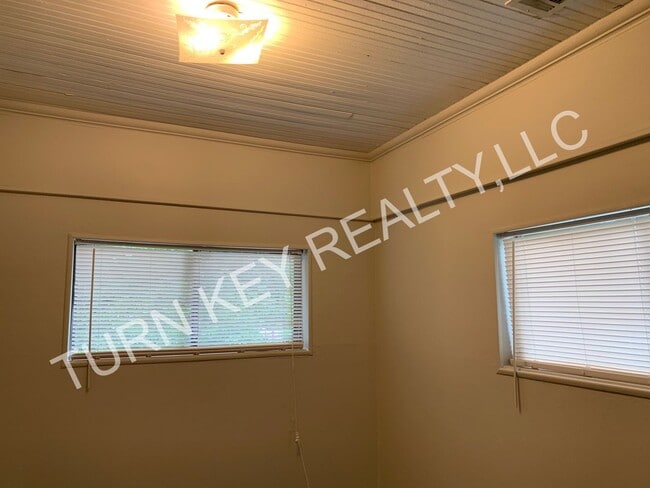 Building Photo - Apartment unit for rent in a Triplex Home in Irondale