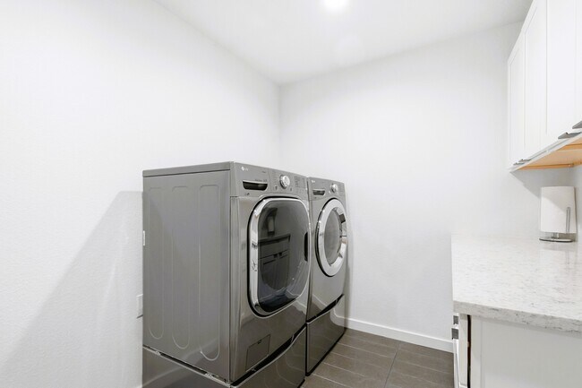 Building Photo - 191 Diamond Dr