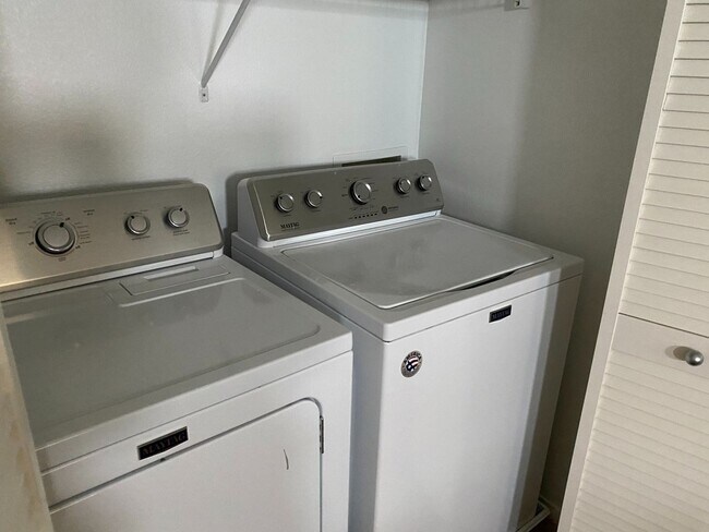 Building Photo - 2 Story 2 brm 2 1/2 bath 1 car garage home