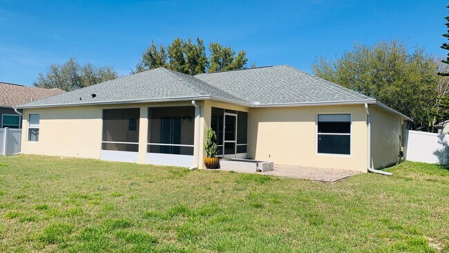 Building Photo - Lovely 4/2 in the Gated Lake Fisher Estate...