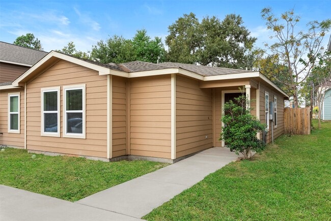 Building Photo - 16940 W Juneau St