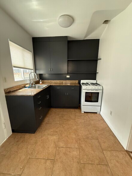 Small Kitchenette (no Dishwasher) - 4241 Lincoln Ave