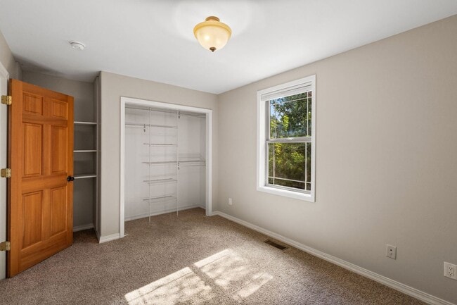 Building Photo - Spacious 3-Bedroom Home in Sought-After Valley West