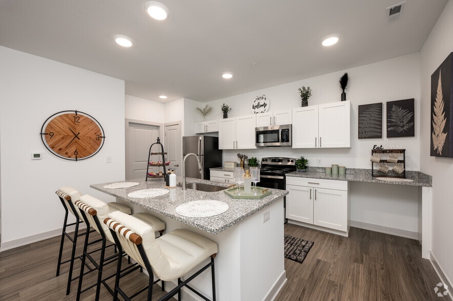 2BR, 2BA - 1,086SF - Kitchen - Riley Crossing at Gateway Park