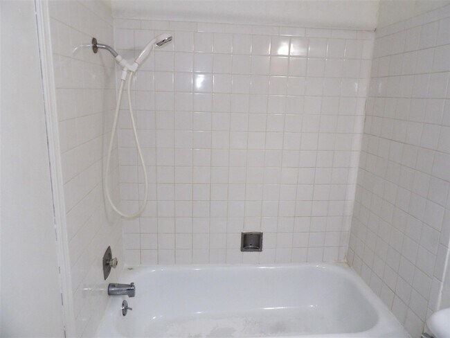 Building Photo - 6405 NW Oak Ave