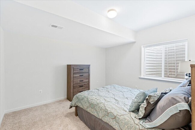 Building Photo - 8627 Fleetwood Dr