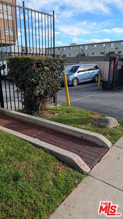 Building Photo - 7300 Lennox Ave