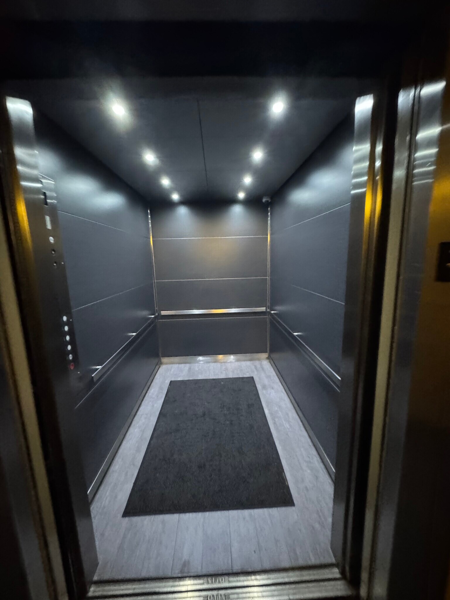 Oversized Elevator - 811 S Lytle St