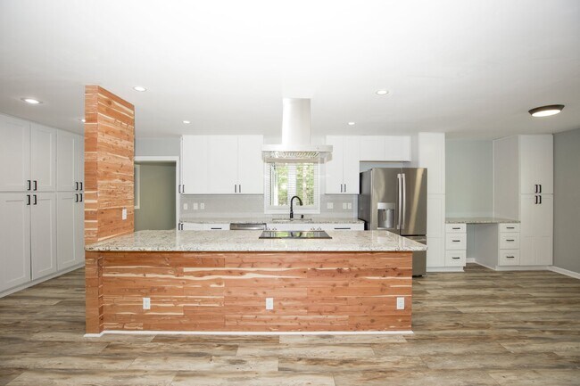 Building Photo - Gorgeous Fully Renovated 3 bedroom home in the Heart of Whispering Pines