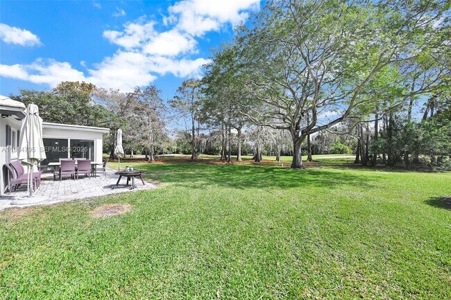 Building Photo - 820 E Cypress Ln