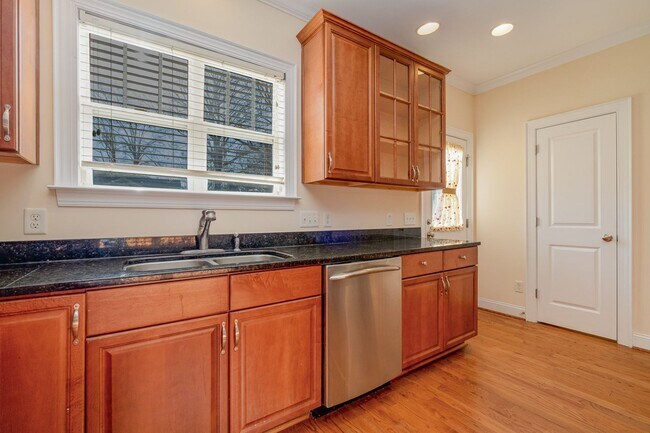 Building Photo - 319 Woodvale Pl