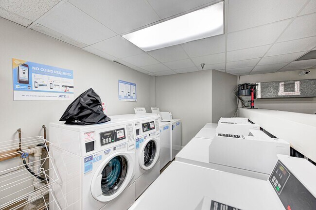 Building Photo - FULLY FURNISHED - Move in ready 1 bed & 1 ...