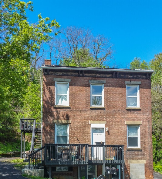 Building Photo - 1089 River Rd