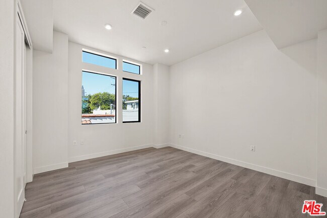 Building Photo - 1202 N Orange Grove Ave
