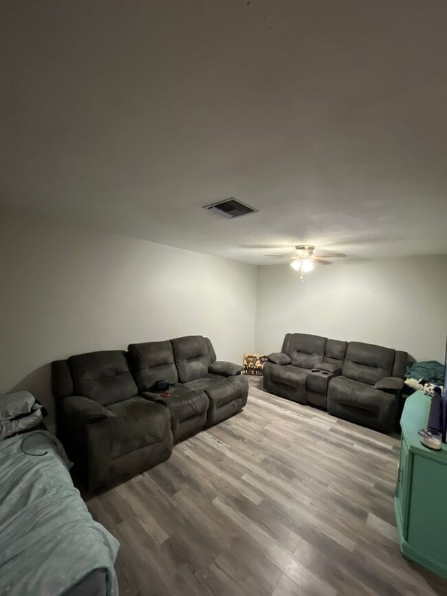 Building Photo - 2/1 UPDATED UNIT in a Triplex