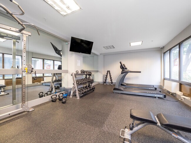 Building Photo - 300 Broad St