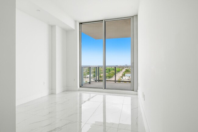 Building Photo - 220 Lake Shore Dr