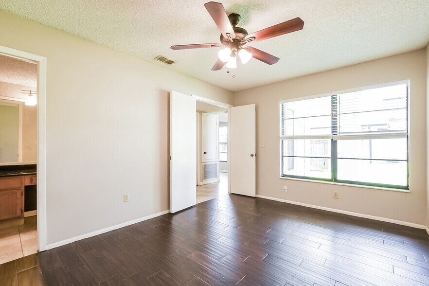 Building Photo - 439 E Springtree Way