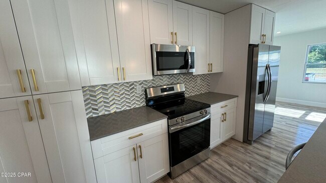 Building Photo - 212 N Cove Blvd