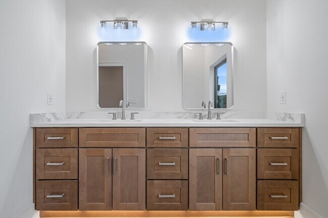 Building Photo - 6011 Hill Cir Dr