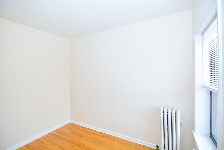 Building Photo - 906 W Addison St