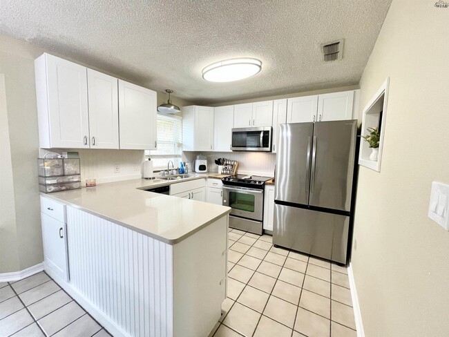 Building Photo - 2114 Selma Dr