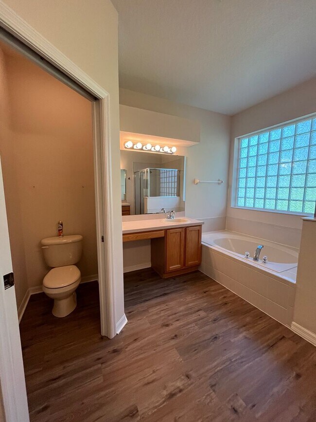 Building Photo - Stunning 2 story home features 4 bedrooms,...