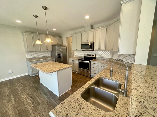 Building Photo - Gorgeous 4 Bed 2.5 Bath Home in GSO