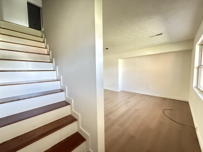 Building Photo - This fully updated 2-bedroom, 1.5-bath uni...