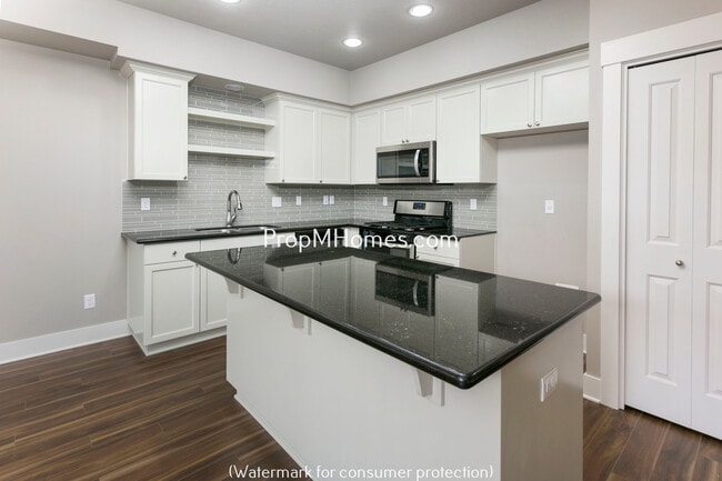 Building Photo - Stunning Craftsmanship In this Three Bedroom Townhome In Damascus!