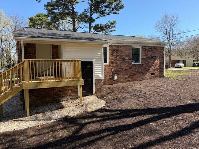 Building Photo - Gorgeous Renovated 3 Bedroom Brick Ranch