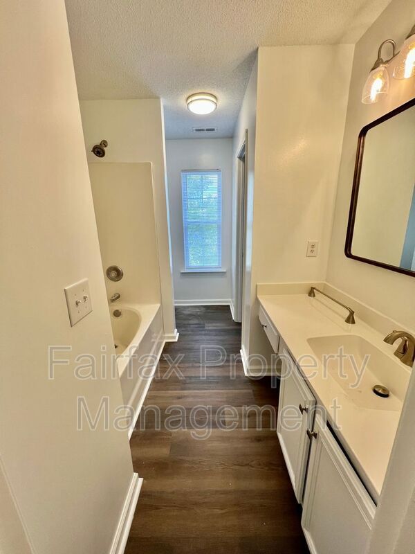 Building Photo - 201 Ridge Lake Dr