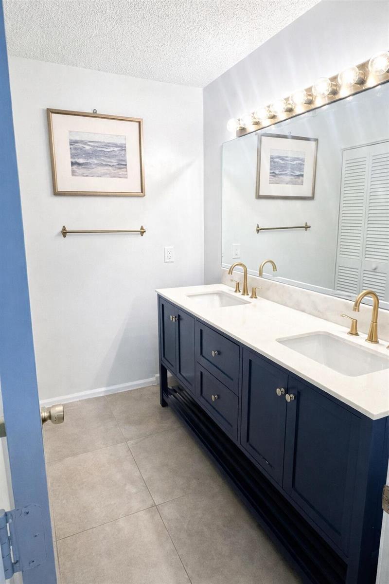 Building Photo - 6538 Abbey Rd