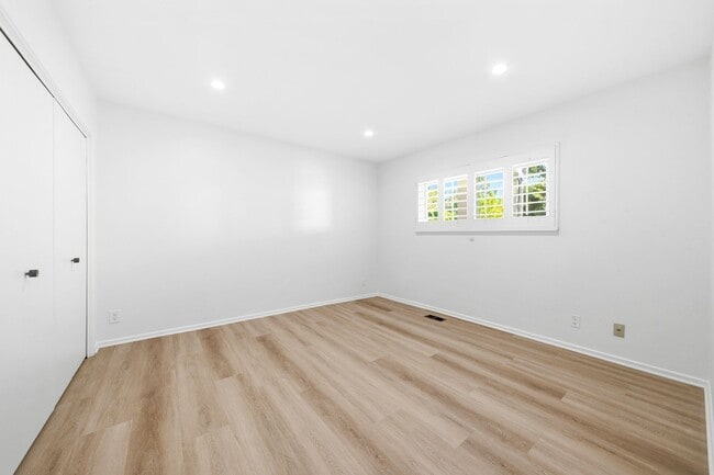 Building Photo - Alto Cedro Estate Lease