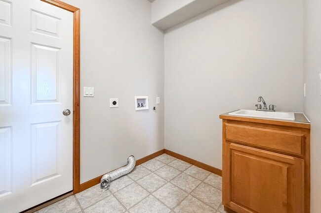 Building Photo - Beautiful 4-Bedroom Townhome in South Richland