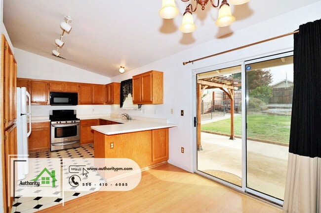 Building Photo - 2875 Tropicana Ct