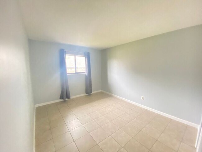 Building Photo - 605 Northlake Blvd