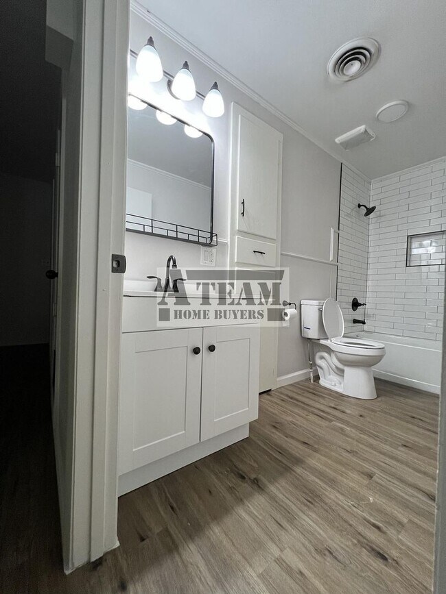 Building Photo - Updated 3 Bedroom 2 Bath Brick House in Tr...