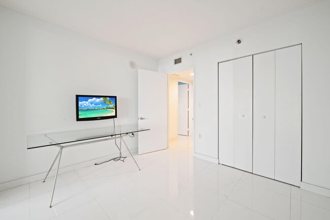 Building Photo - 200 Sunny Isles Blvd