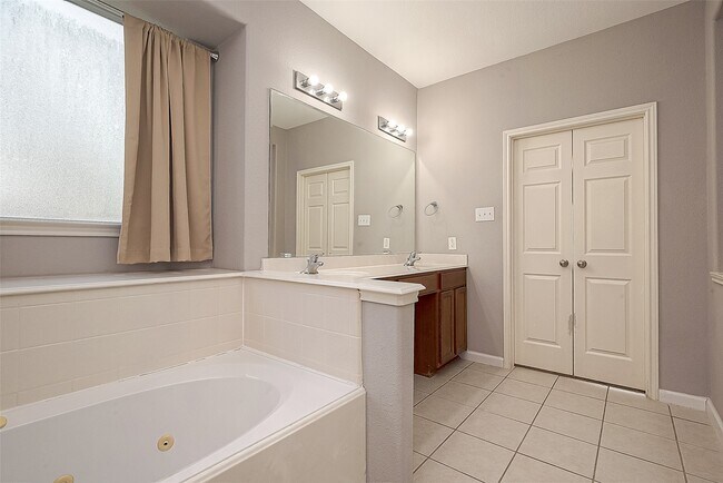 Building Photo - 5203 Heatherdawn Ct