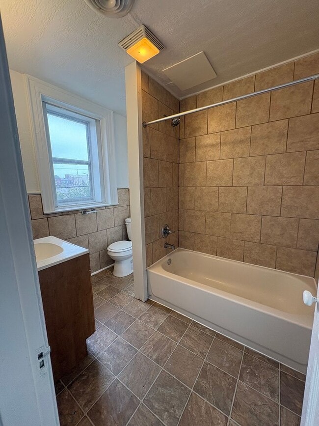 Building Photo - Spacious 2nd Floor 1 Bedroom Downtown-York City SD